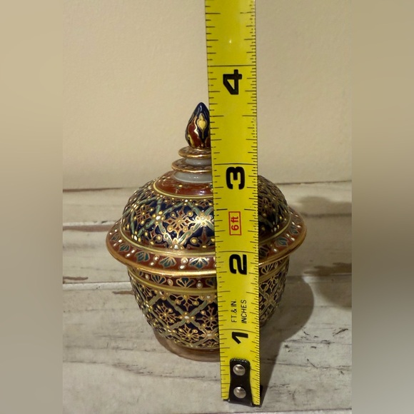 Hand Painted Pipatana Benjarong Lidded Jar 18K Gold - Picture 6 of 6